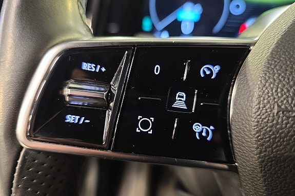 Multifunksjonsratt med enkle digitale kontroller for sikker kjøring.