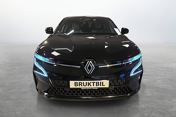 Moderne front med elegant grilldesign.