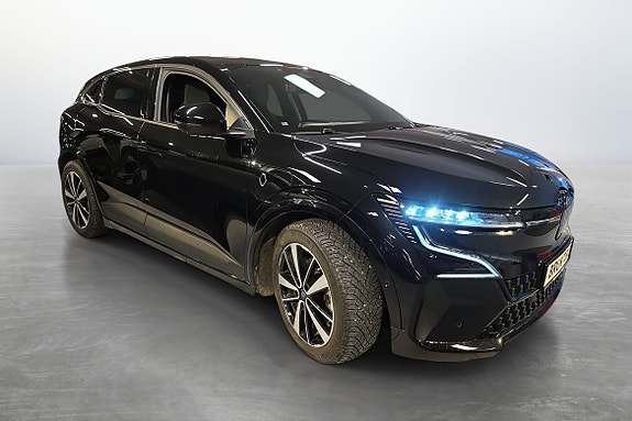 Dynamisk frontprofil med aktive fjernlysassistenter og slitesterk finish.