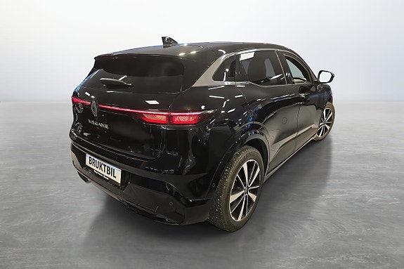 Lekkert bakparti og sporty felgdesign.