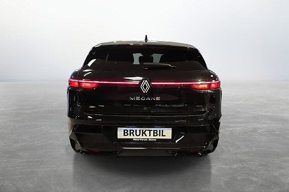 Slank bakende med karakteristiske LED-baklys og tonede ruter.