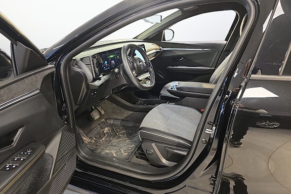 Komfortabel førerplass med oppvarmet ratt og moderne dashbord.