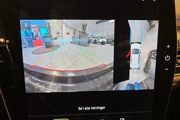 Parkeringsassistent med kameravisning og oversiktsfunksjon for trygg parkering.