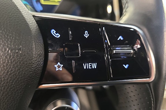 Praktiske rattknapper med stemmestyring og telefonkontroll.