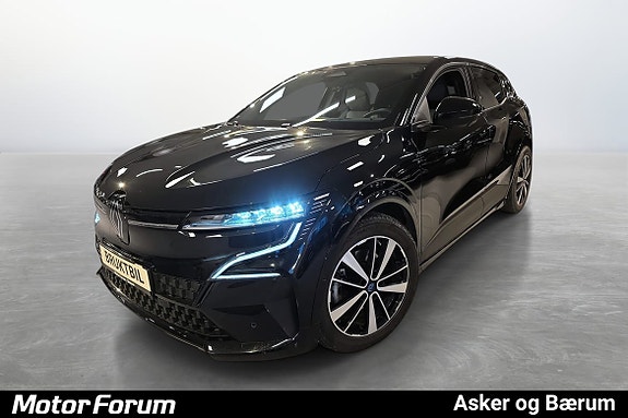 Sporty front med skarpe LED-lys og aerodynamiske detaljer.