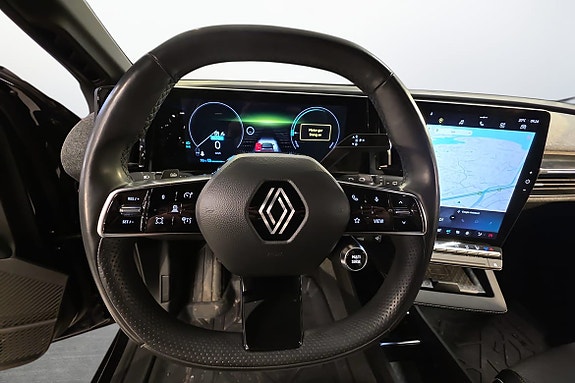 Digitalt cockpit med stor hovedskjerm og intuitiv betjening.