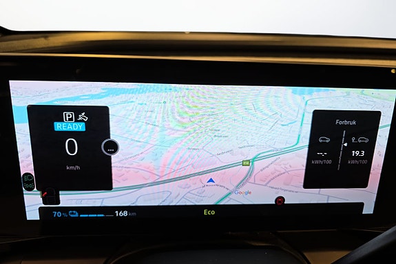 Google-basert navigasjon og kjøretøystatus på stor infotainmentskjerm.