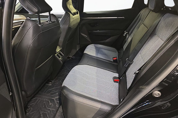 Romslig baksete med sikre Isofix-fester og slitesterk tekstil.