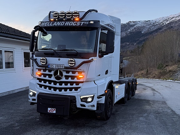 Mercedes-Benz Arocs 3258L Tridem Joab krokbil fullt brøyterigget