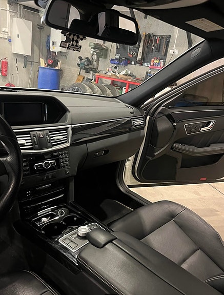 Mercedes-Benz E500 12 of 14