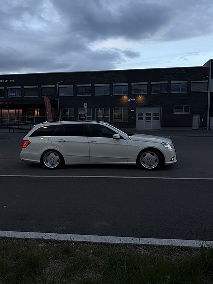 Mercedes-Benz E500 14 of 14