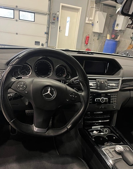 Mercedes-Benz E500 10 of 14