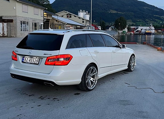 Mercedes-Benz E500 4 of 14