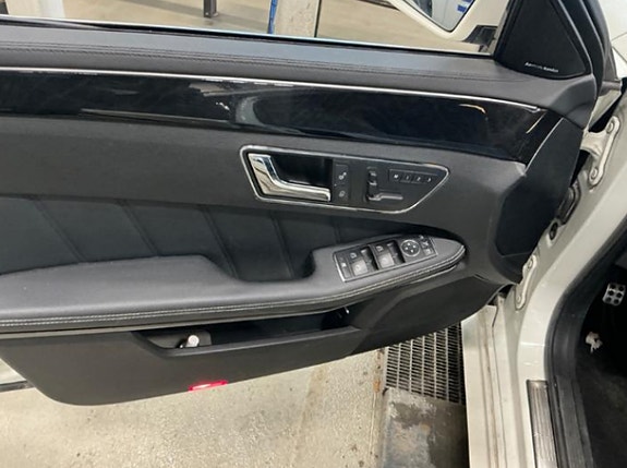 Mercedes-Benz E500 8 of 14