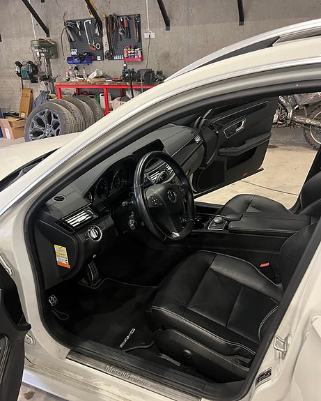 Mercedes-Benz E500 9 of 14