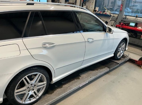 Mercedes-Benz E500 3 of 14