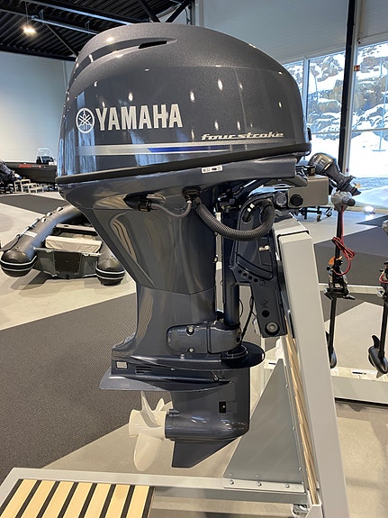 YAMAHA F30 BETL -UTSTILLINGSMOTOR! -LANG STAMME, TRIM/TILT, EL. START