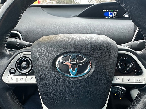 Toyota Prius Plug-in Hybrid 11 of 14