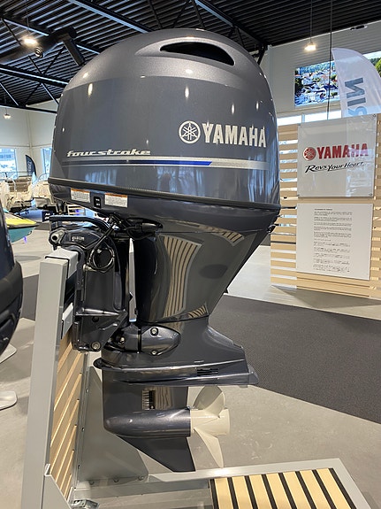 YAMAHA F100 LB -UTSTILLINGSMOTOR! -LANG STAMME, TRIM/TILT, EL. START
