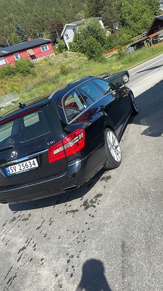 Mercedes-Benz E220 3 of 5