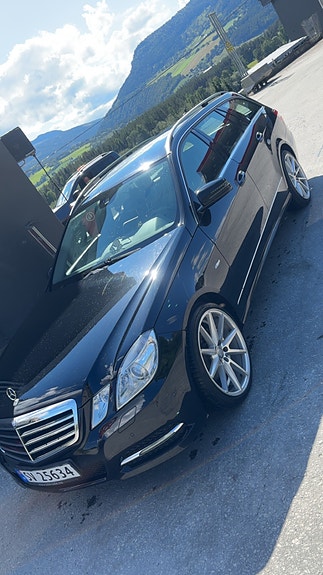 Mercedes-Benz E220 2 of 5