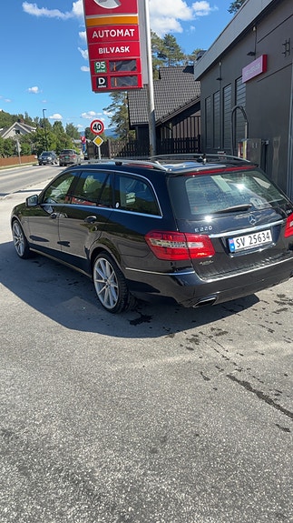Mercedes-Benz E220 4 of 5