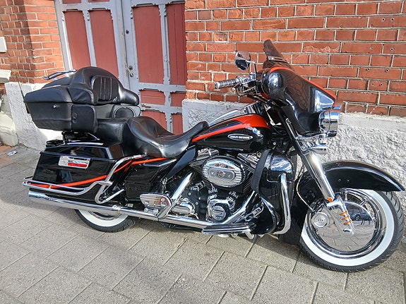 Harley-Davidson FLHTCUSE2 Electra Glide Ultra Classic CVO 2 of 9