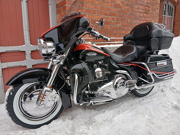 Harley-Davidson FLHTCUSE2 Electra Glide Ultra Classic CVO 12 of 16
