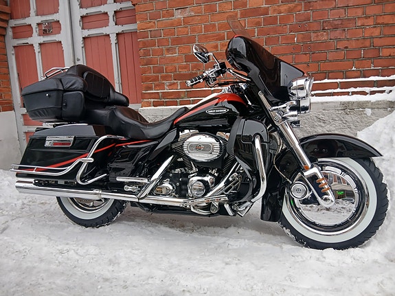 Harley-Davidson FLHTCUSE2 Electra Glide Ultra Classic CVO 2 of 16