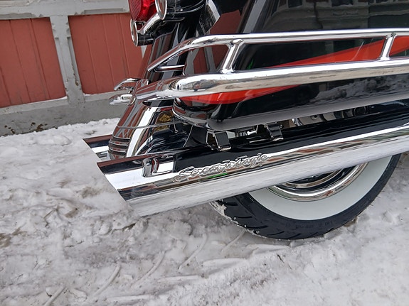 Harley-Davidson FLHTCUSE2 Electra Glide Ultra Classic CVO 4 of 16