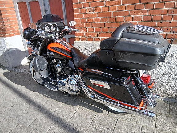 Harley-Davidson FLHTCUSE2 Electra Glide Ultra Classic CVO 4 of 9