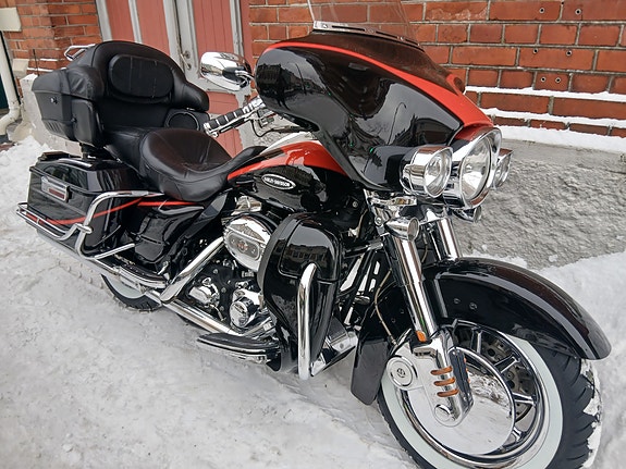 Harley-Davidson FLHTCUSE2 Electra Glide Ultra Classic CVO 6 of 16