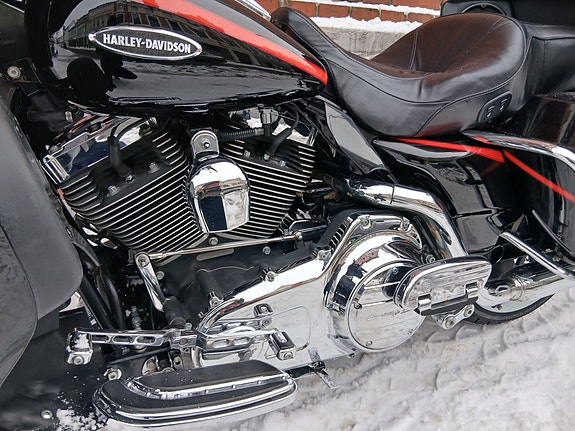 Harley-Davidson FLHTCUSE2 Electra Glide Ultra Classic CVO 14 of 16
