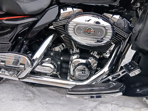 Harley-Davidson FLHTCUSE2 Electra Glide Ultra Classic CVO 10 of 16