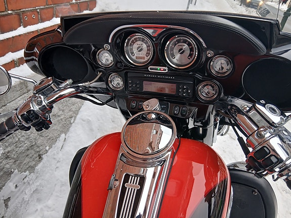 Harley-Davidson FLHTCUSE2 Electra Glide Ultra Classic CVO 7 of 16