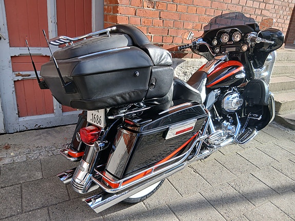 Harley-Davidson FLHTCUSE2 Electra Glide Ultra Classic CVO 6 of 9