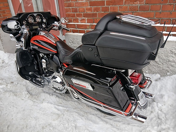 Harley-Davidson FLHTCUSE2 Electra Glide Ultra Classic CVO 15 of 16