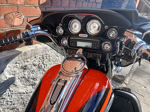 Harley-Davidson FLHTCUSE2 Electra Glide Ultra Classic CVO 7 of 9