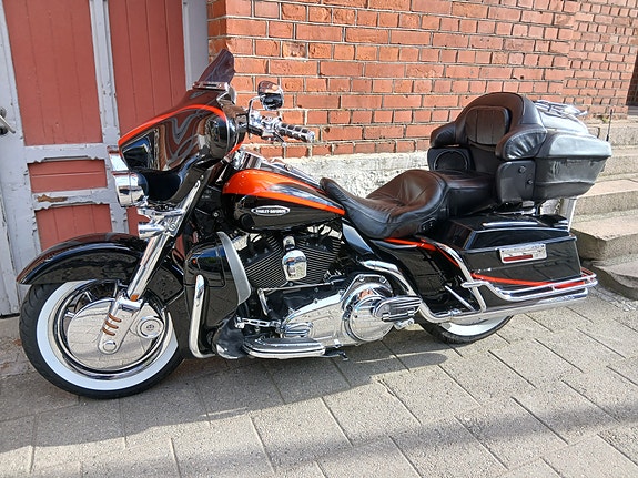 Harley-Davidson FLHTCUSE2 Electra Glide Ultra Classic CVO 3 of 9