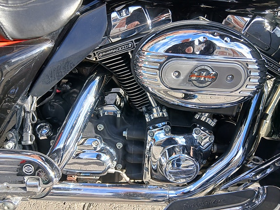 Harley-Davidson FLHTCUSE2 Electra Glide Ultra Classic CVO 5 of 9