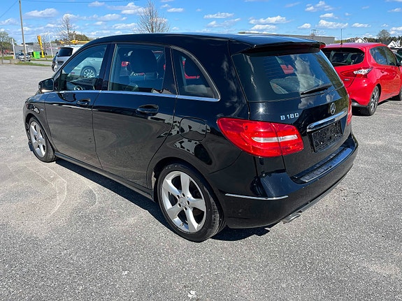 Mercedes-Benz B180 4 of 5