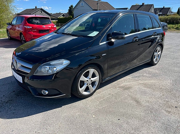 Mercedes-Benz B180 2 of 5