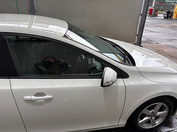 Volvo V40 2 of 5