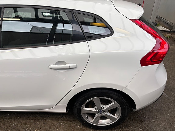 Volvo V40 8 of 15