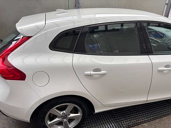 Volvo V40 3 of 5