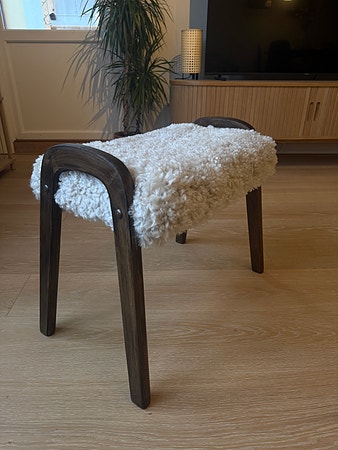 Retro krakk / skammel i saueskinn