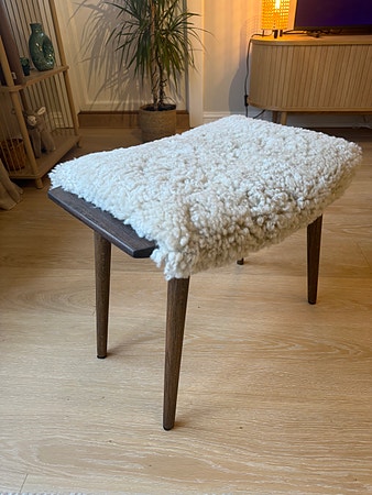 Retro krakk / skammel i ekte saueskinn