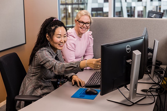 to kolleger foran PC