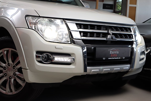 Mitsubishi Pajero 2 of 5