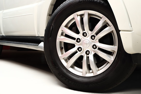 Mitsubishi Pajero 12 of 30